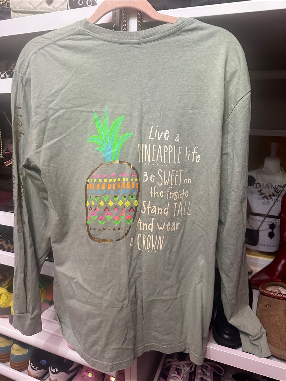NWOT Women’s Natural Life Green Graphic Crewneck T-Shirt, long sleeves. Sz M